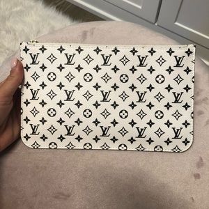 Louis Vuitton Monogram Giant Pochette